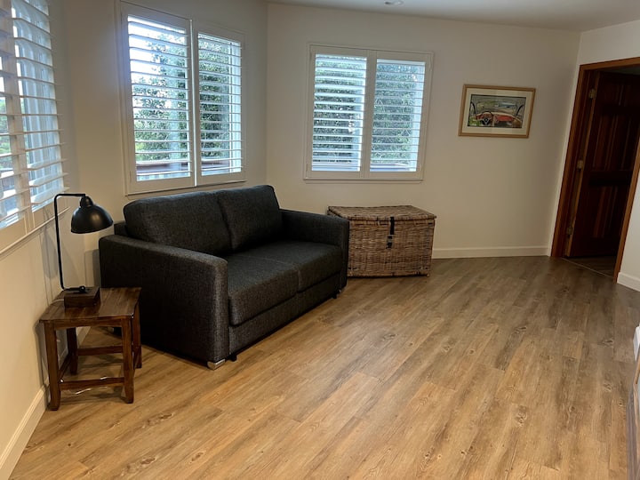 Vytiahnite rozkladaciu pohovku v plnej veľkosti. Posteľná bielizeň k dispozícii.