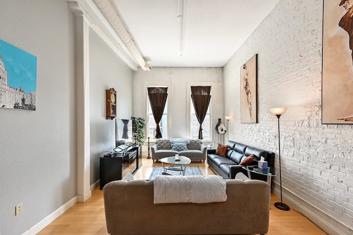 Downtown Mke Vibes • Roomy Stay + Cool Perks - Milwaukee, WI