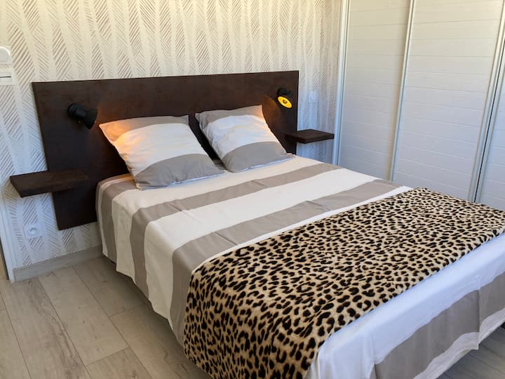 Საძინებელი 140 მატრასი 25 სმ Dunlopillo - დიდი გასახდელი კაბინეტი