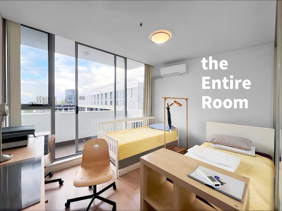 אתם מזמינים את כל החדר, לא מיטת יחיד...

המיטה מימין היא מיטת קינג סייז. היא ארוכה ורחבה יותר ממיטת יחיד רגילה. הערה: שני אנשים שהוזמנו הוא מחיר שונה מאשר כשהחדר מוזמן על ידי אדם אחד.
המיטה מימין גדולה יותר ממיטת יחיד רגילה