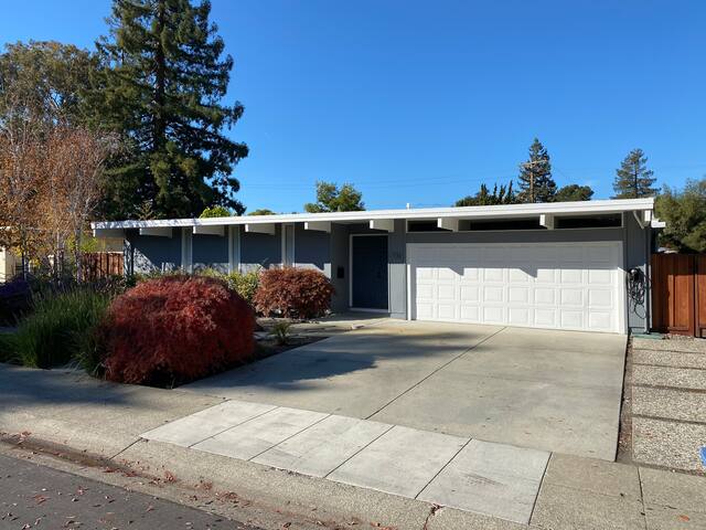 Remodeled Eichler Mid-Century House in Palo Alto gallery image 3