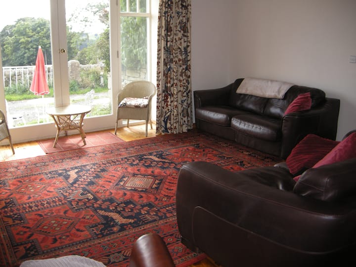 טרקלין נוח עם שפע של מקומות ישיבה למפגשים נעימים. חניה ופריקה של גישה מדלתות המרפסת. 