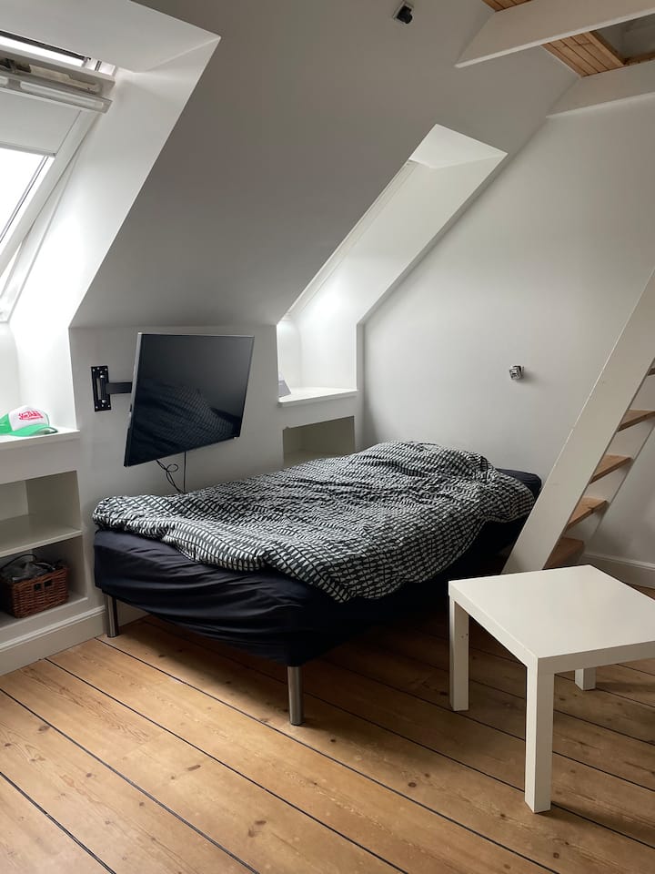 Spálňa s menšou manželskou posteľou