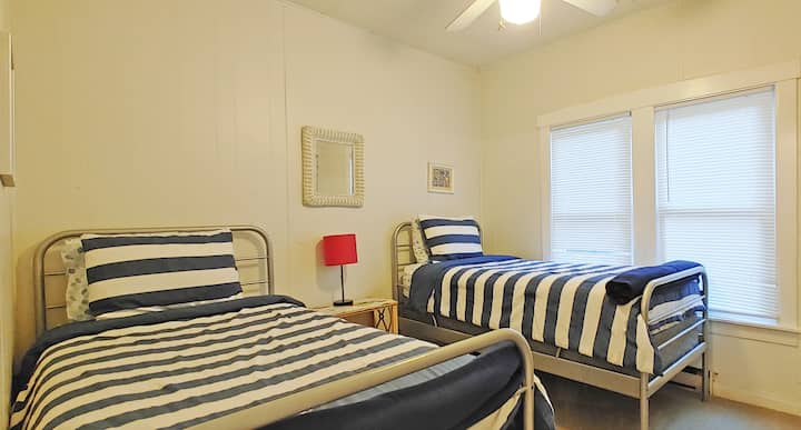 كوخ B الطابق الأول غرفة نوم متوسطة تضم سريرين صغيرين