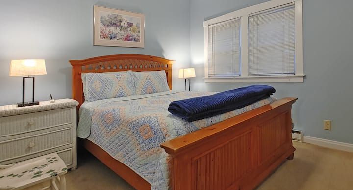 كوخ غرفة نوم في الطابق الأول بسرير بحجم كبير