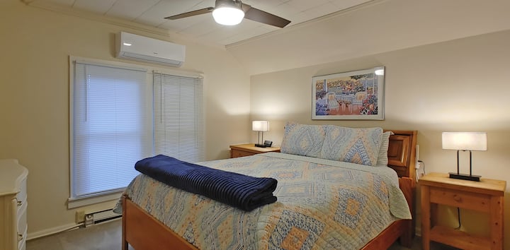 كوخ B غرفة نوم في الطابق الثاني بسرير ملكي وتلفزيون