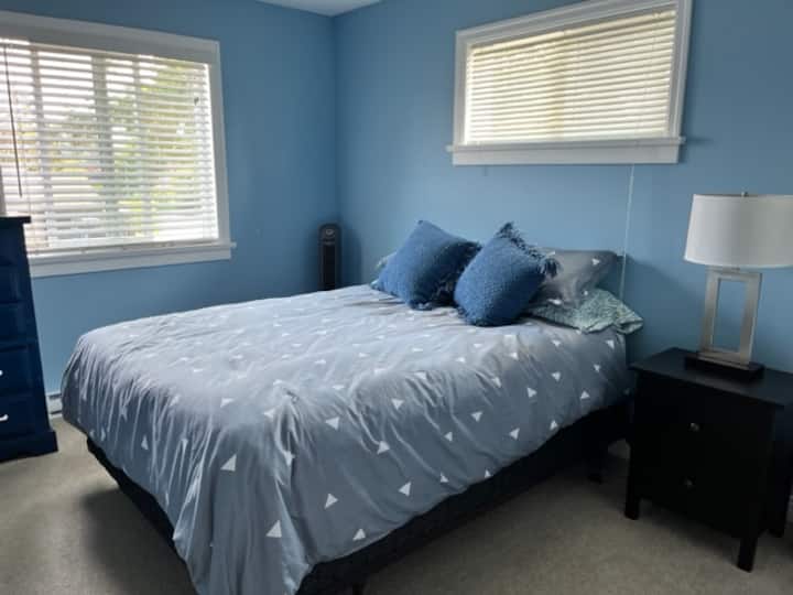 Arriba, segundo dormitorio, cama tamaño queen.