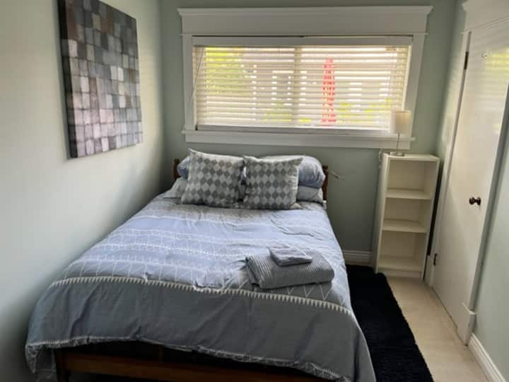 Cuarto dormitorio, abajo con cama doble.