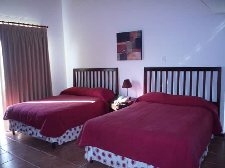 Habitación 3: cama doble, TV, aire acondicionado
Baño completo (sin foto).
