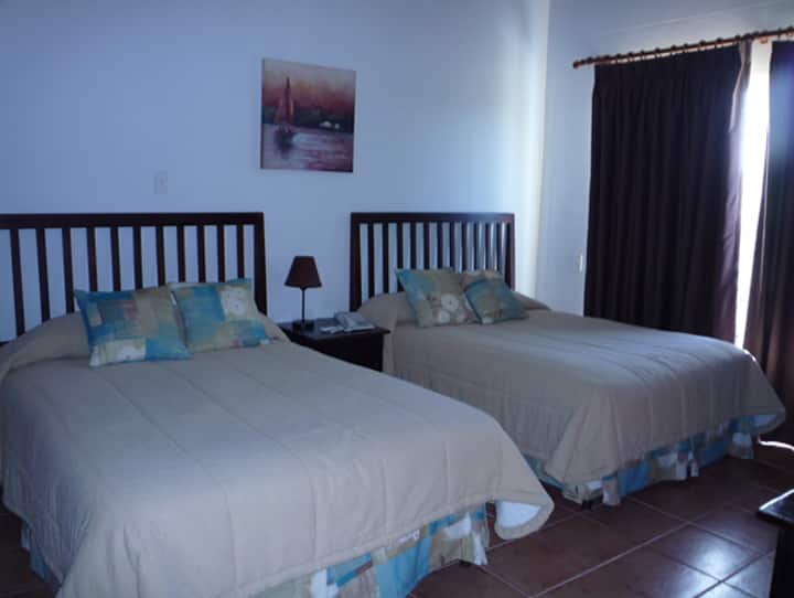 Habitación 2: cama doble, TV , aire acondicionado, 
baño completo.