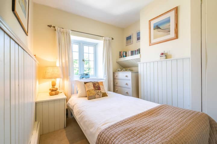 חדר שינה שני עם מיטת יחיד