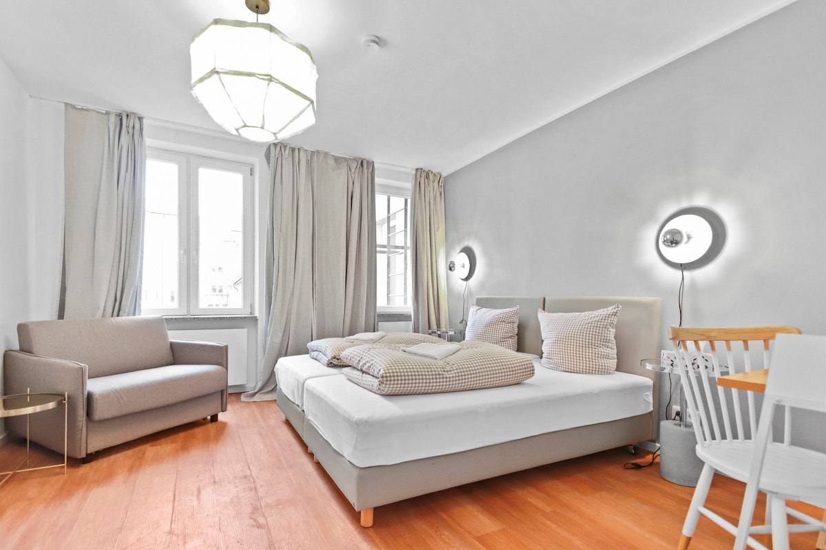 Popular Airbnb listing: ※Heart of Munich※3BR※2Min Walk to Central Station※ in Ludwigsvorstadt Kliniken