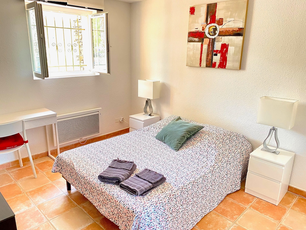 Master suite na kitanda 140, na bafu yake na chumba cha kuvaa. 
Mwangaza wa mchana mweupe na vipofu vyeusi kwa ajili ya vipofu vyeupe vya usiku. 