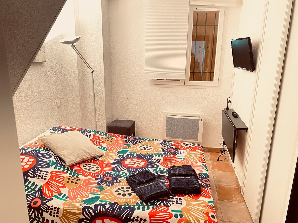 Chumba cha kulala cha pili kilicho na TV, dawati la kibao, kitanda cha 140, vipofu vya lifti nyeupe na madirisha yaliyolindwa na baa na vifuniko. 
Taulo za bafu hutolewa. Mwangaza wa dari na taa ya mguu wa halogen bila kujumuisha usalama.