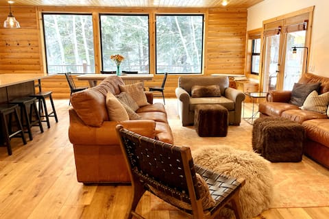 Top Airbnb: Sundance Streamside Cozy Two Bedroom Hot Tub Cabin in Sundance