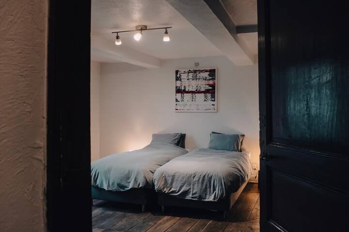 Segunda habitación para dos personas en camas únicas que se pueden convertir en una cama doble.