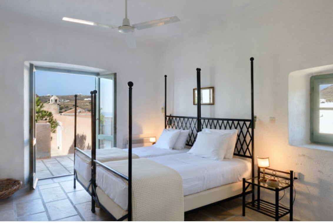 غرفة ضيوف بسريرين مزدوجين