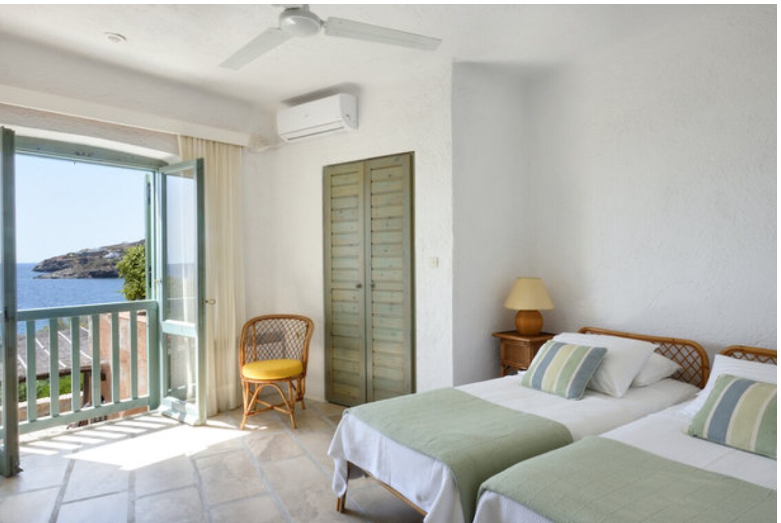 غرفة نوم متوسطة في الطابق الأول مع شرفة فرنسية