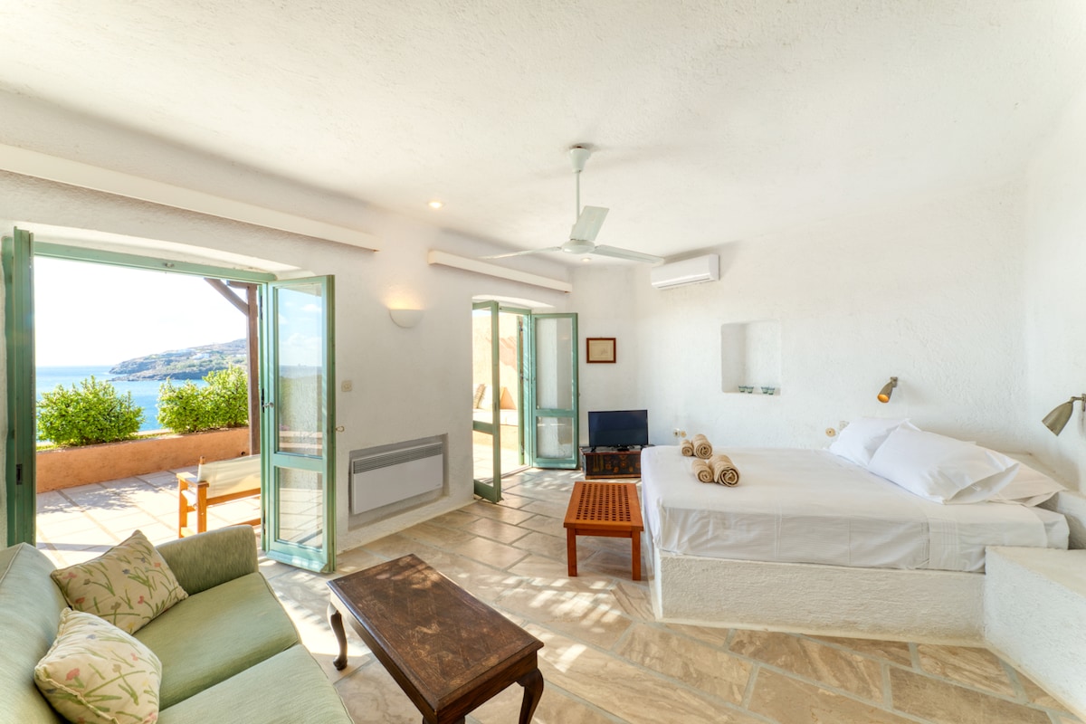 تقع غرفة النوم الرئيسية في الطابق الأول