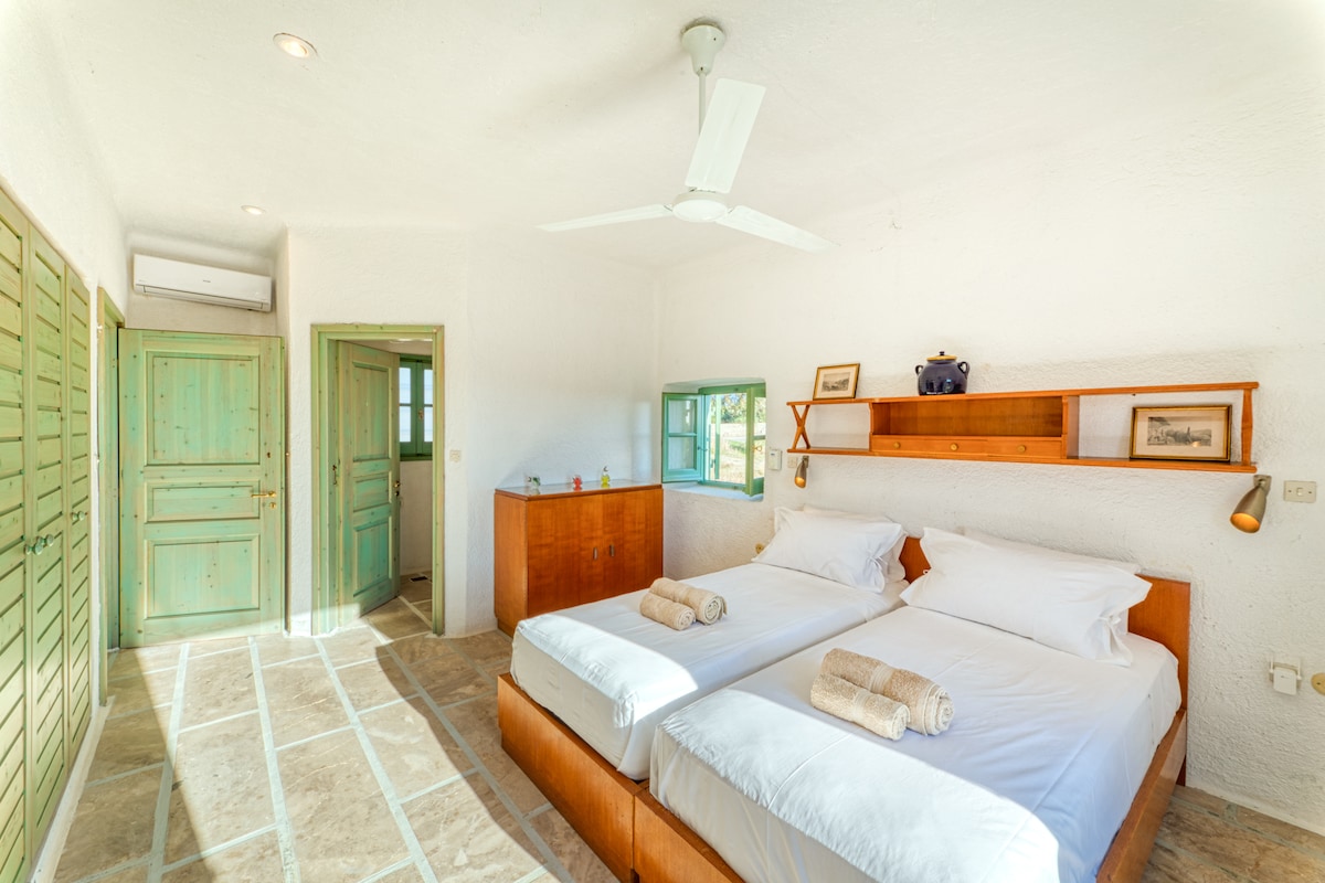 غرفة نزلاء مزدوجة بسريرين مزدوجين/مساحة عمل جيدة أيضًا