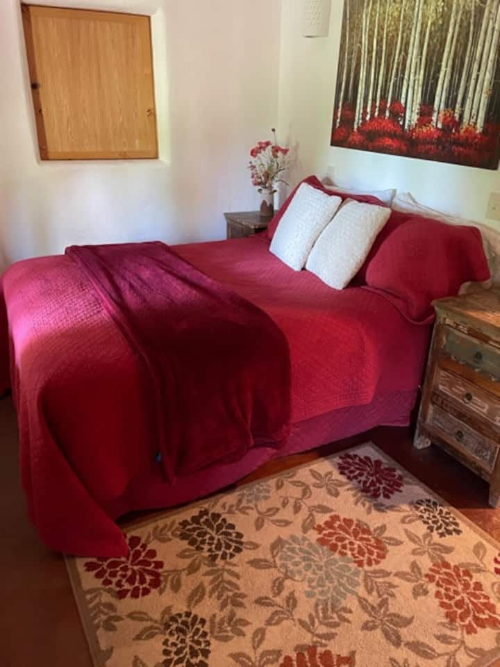 Chumba cha kulala - Kitanda aina ya Queen kwenye sakafu ya chini
