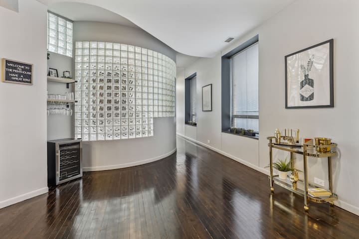 711 The Penthouse gallery image 3