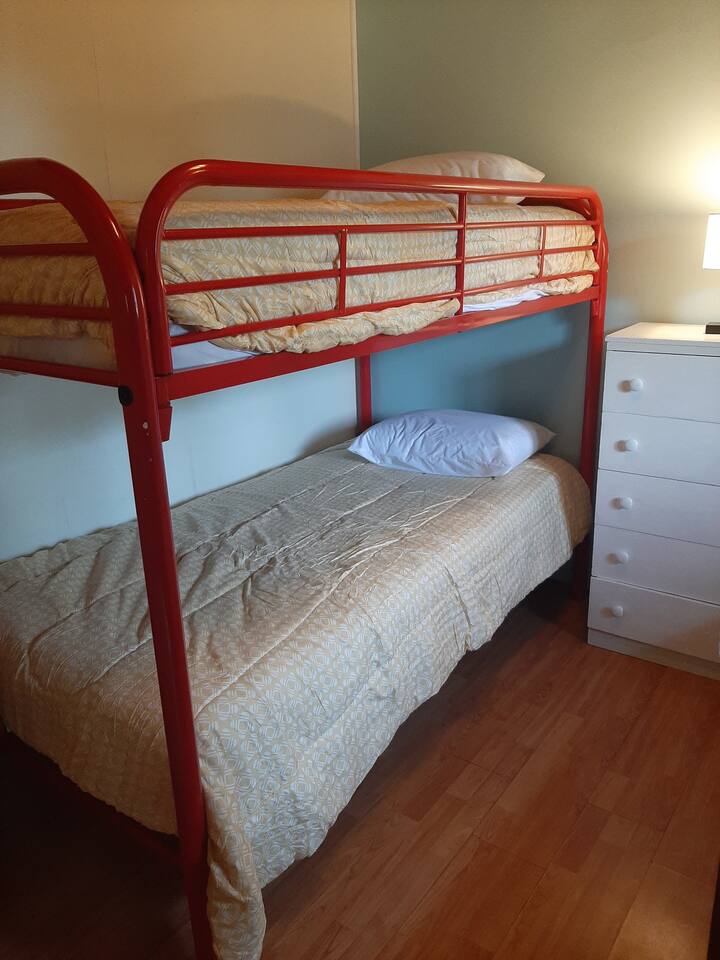 двуетажни легла във вторична спалня