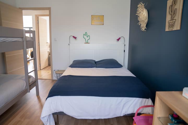 Room 2 with TV
1 lit en 140 
2 beds in 90 (15 years max for bunk beds)