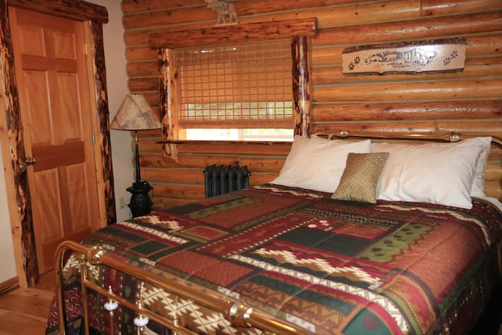 Საძინებელი №2 საწოლით Queen და  ცალკე სააბაზანოთი.