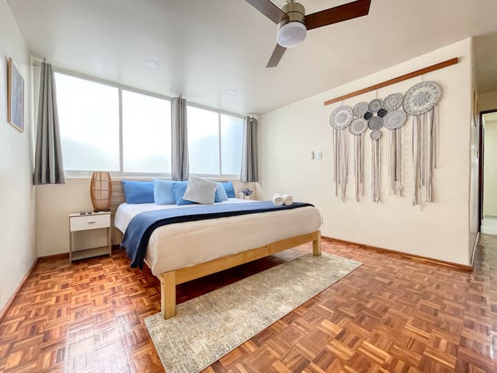 Основна спалня с баня, вентилатор на тавана, гардеробна, бюро и смарт телевизор - Recámara main c/ baño, ventilador de techo, vestidor, escritorio y Smart TV