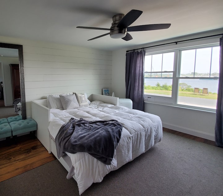Spálňa 1, spálňa s manželskou posteľou King, pozrite sa na výhľad na vodu! Úžasné