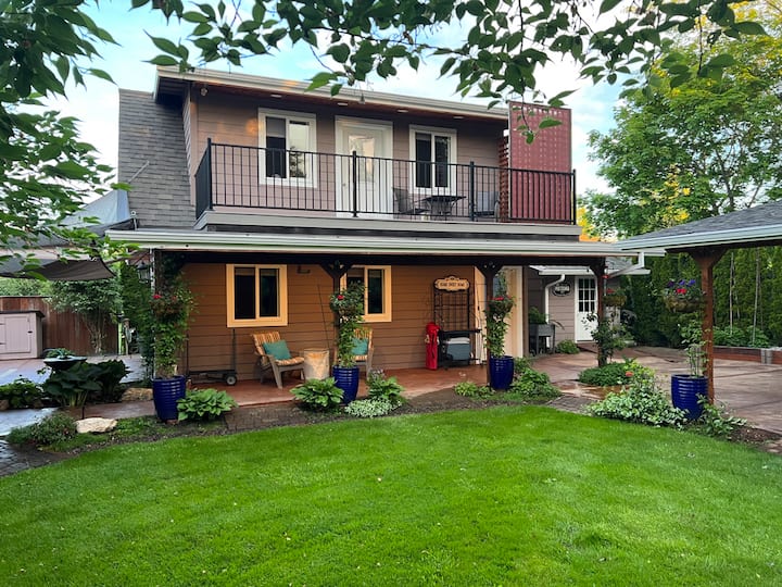 The Hillsboro Cottage! Your home away from home... Cottages for Rent