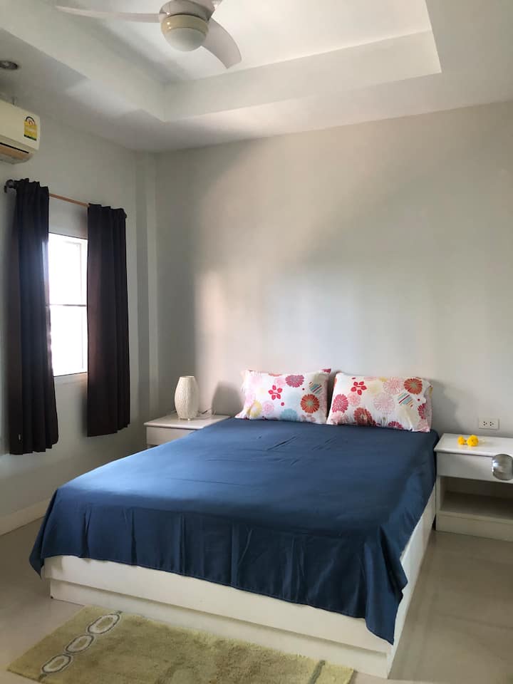 Спална соба 2 е пространа и многу добро осветлена. Оваа спална соба, исто така, има забава со воздух и таван и дополнителна постелнина 