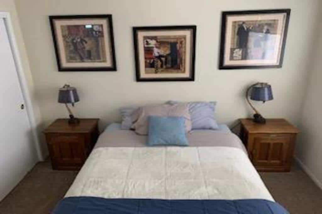 Na katu BR 3 u igraonici s noćnim ormarićima, stropnim ventilatorom i punim ormarom. Koristi se kupaonicom na katu.