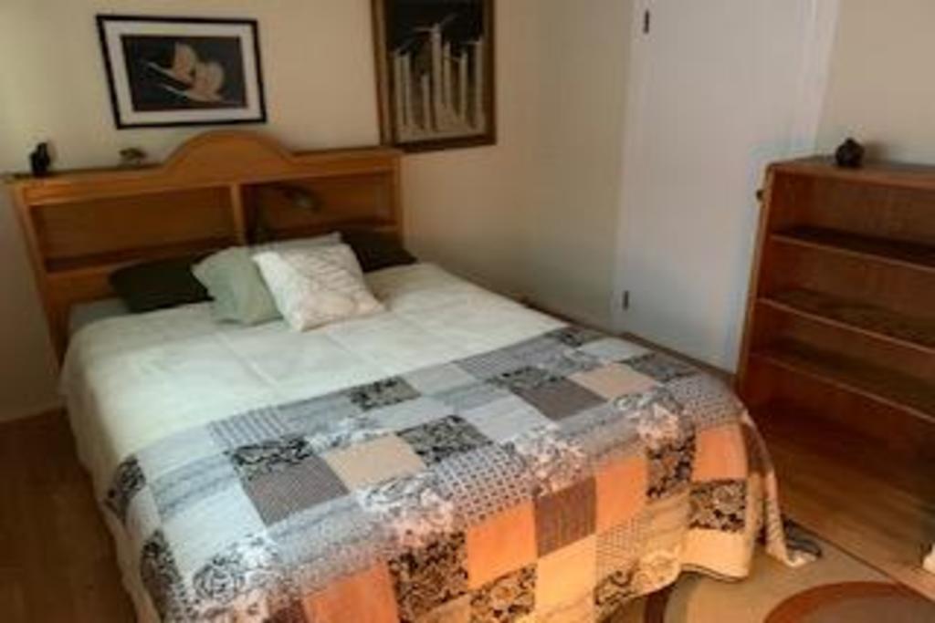 Dolje br 4 s bračnim krevetom, ormarom, komodama i pristupom kupaonici s druge strane hodnika.