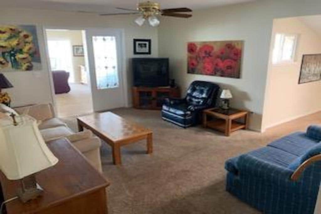 Soba na katu s bračnim krevetom, televizorom i stropnim ventilatorom između 3 spavaće sobe na katu