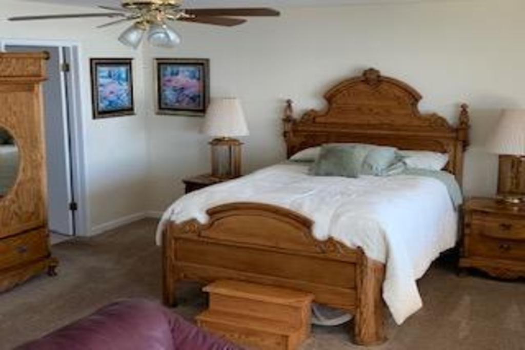 Glavni br na katu s kvalitetnim hrastovim namještajem, stropnim ventilatorom i privatnom kupaonicom.