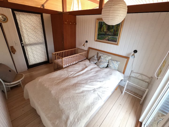 Спална соба со кревет за бебе