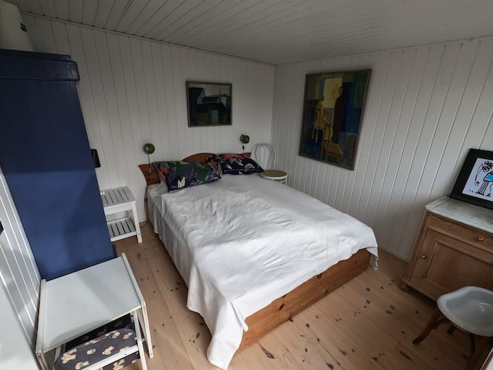 Анекс соба - на 3 метри од главната куќа. Поврзан преку дрвена тераса.