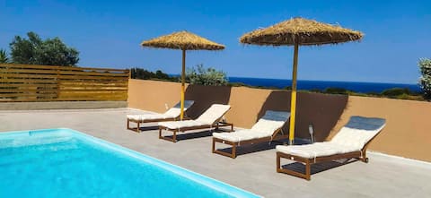 Tranquil Bliss: Private Pool, Scenic Sea View