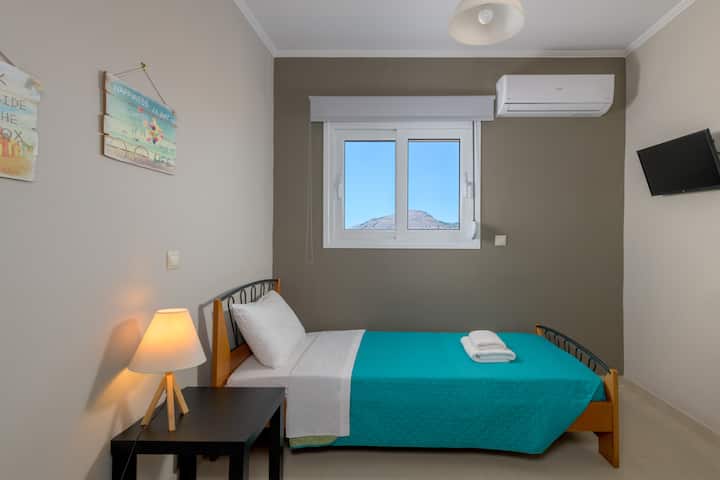 ห้องนอนเดี่ยวที่สดใสและอบอุ่น