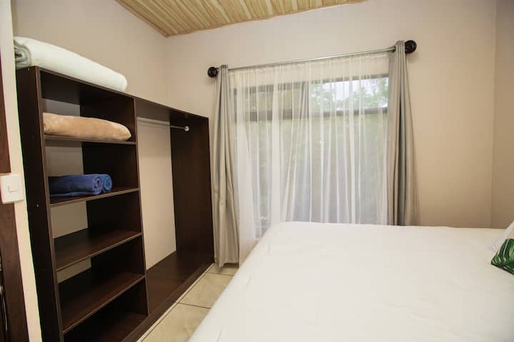 Спална соба бр. 1 брачен кревет и плакар