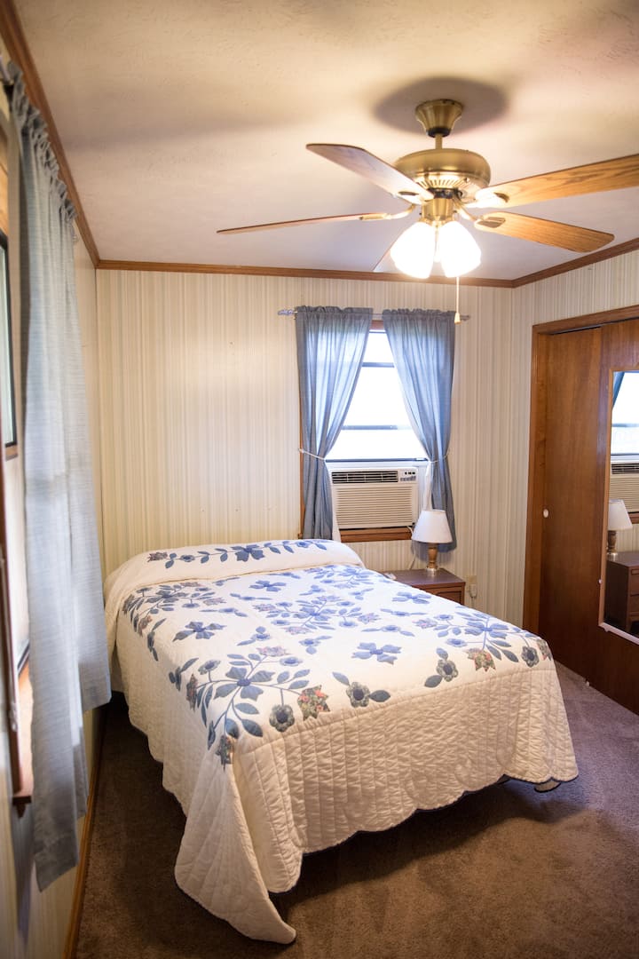 Spavaća soba br. 2, bračni krevet, klima-uređaj,komoda 