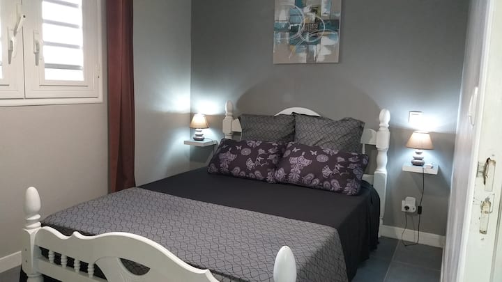 Dhomë me pamje nga deti