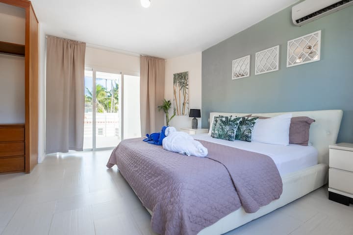 主卧配有舒适的加大双人床、电视和主卧的大衣柜。