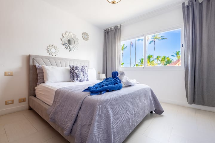 超级舒适的床，干净的床上用品和毛巾。 