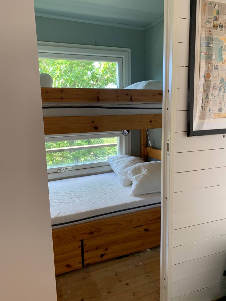 Мини спална соба со кревет на спрат