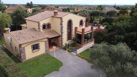 Beautiful villa with swimming pool and Peralada Golf Spa
