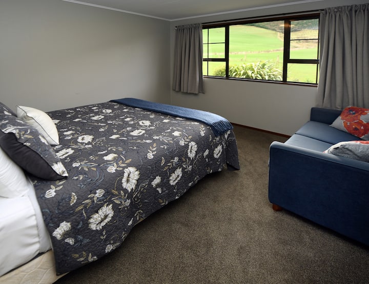 Queen Size Guest Room with views of bush and farmland