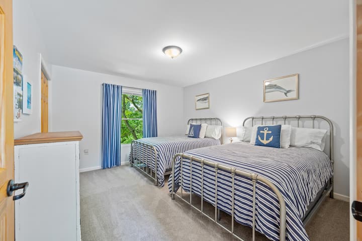 El dormitorio de invitados cuenta con dos camas completas y un armario grande. ¡Tenemos un pequeño armario de ropa de cama lleno de toallas limpias para tu estadía!